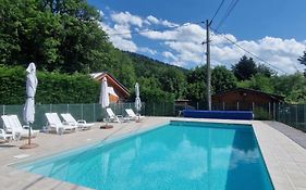Chalet bord de lac avec piscine 2A